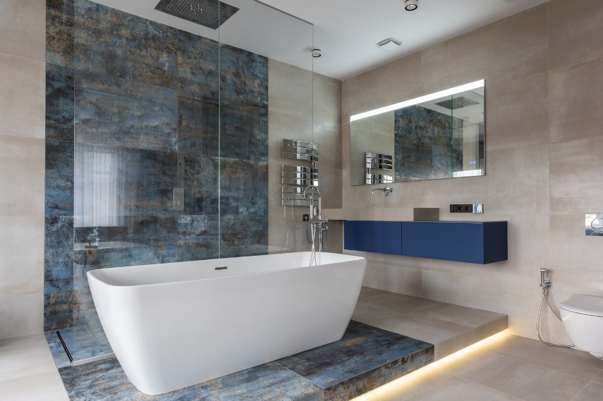 Baño con bañera exenta e iluminación LED en Zaragoza
