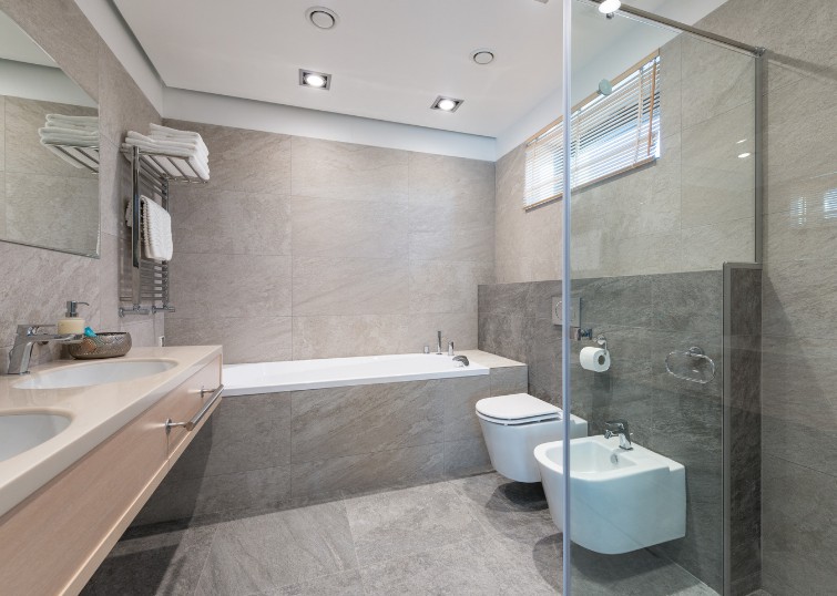 Baño moderno tras reforma en Zaragoza