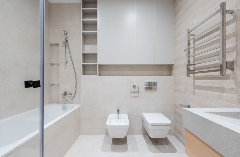 Reforma de baño en Zaragoza con ducha de obra y azulejos porcelánicos