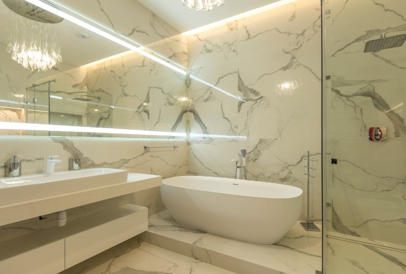 Baño de lujo con bañera exenta y mármol en Zaragoza